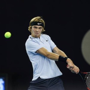  卢布列夫苦战五盘过关，硬地赛季渐入佳境