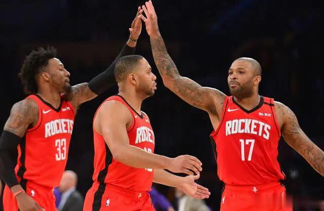  外援双塔统治内线，客队篮板优势显威力