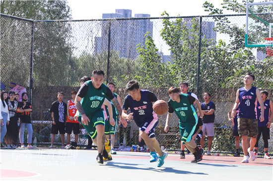  校园篮球联赛开战，清华附中首战告捷