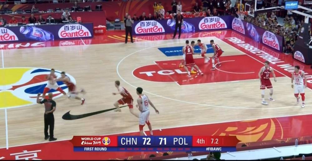  莱巴金娜发球上网战术制霸赛场