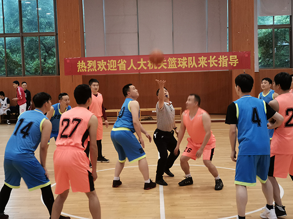  篮球友谊赛促进交流，跨国对决增进友谊