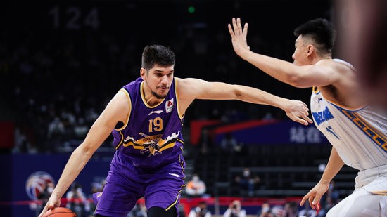  国际米兰德比战惊险逆转取胜