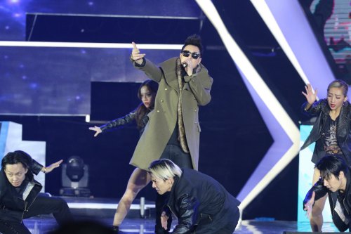  电竞明星选手超神发挥引爆全场欢呼  