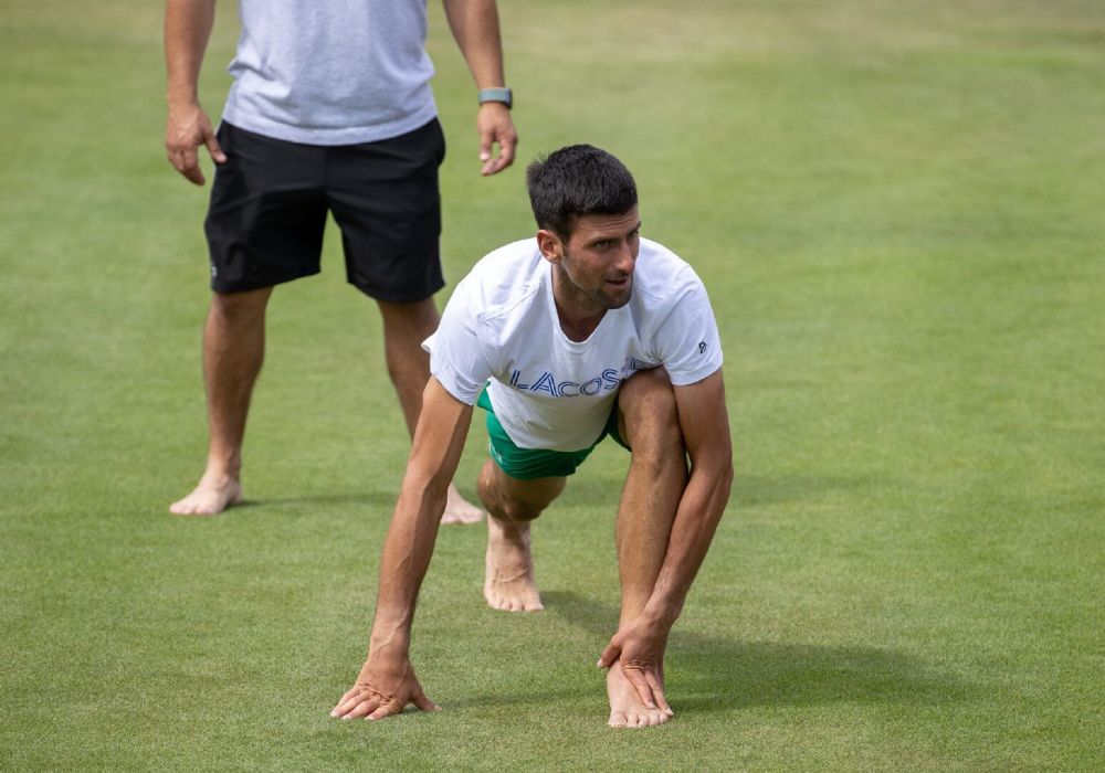  温网决赛激战正酣，德约科维奇强势冲击三连冠