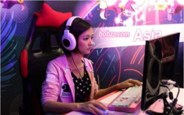  电竞少女崭露头角，精准预判助队翻盘  