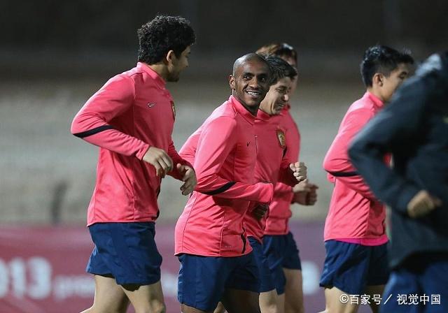  巴西传奇卡卡正式退役，告别仪式温情满满