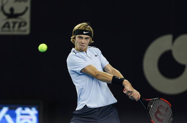  卢布列夫苦战五盘过关，硬地赛季渐入佳境